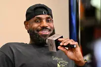 NBA赛季雄鹿队库兹马合同裁员决策与球队财务布局分析